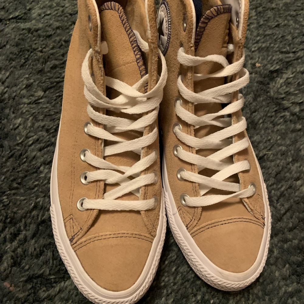 Tan converse. - Picture 4 of 6